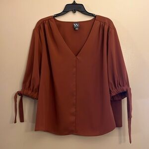 Worthington Women’s V neck elbow sleeves with ties, pullover blouse NWT Rust 1X